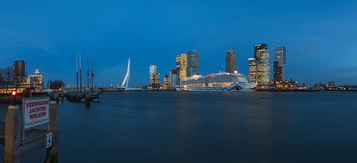 Het cruiseschip AIDA Prima in Rotterdam