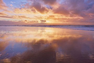 Wolkenlucht boven de Noordzee bij zonsondergang van eric van der eijk