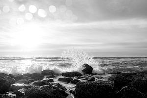 Schwarz-Weiß-Foto vom Meer mit hohen Wellen und Sonnenuntergang von Karijn | Fine art Natuur en Reis Fotografie
