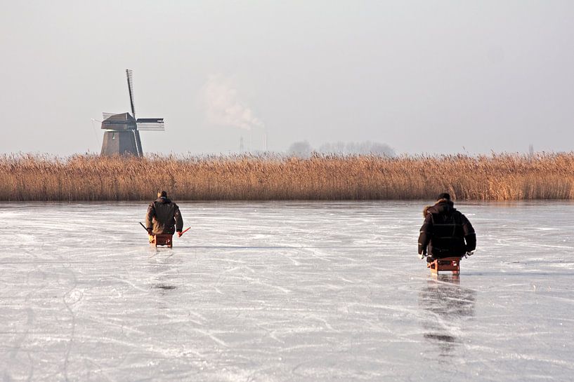 Ouderwets sleeen in de winter op het ijs in  Nederland par Eye on You