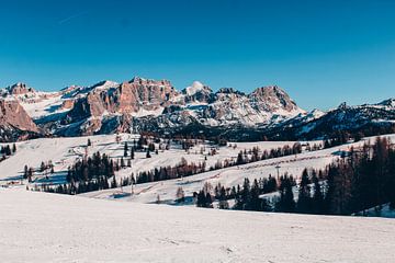 Besneeuwde bergen en blauwe lucht in Italië van Madinja Groenenberg