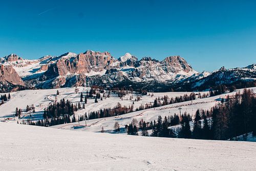 Besneeuwde bergen en blauwe lucht in Italië