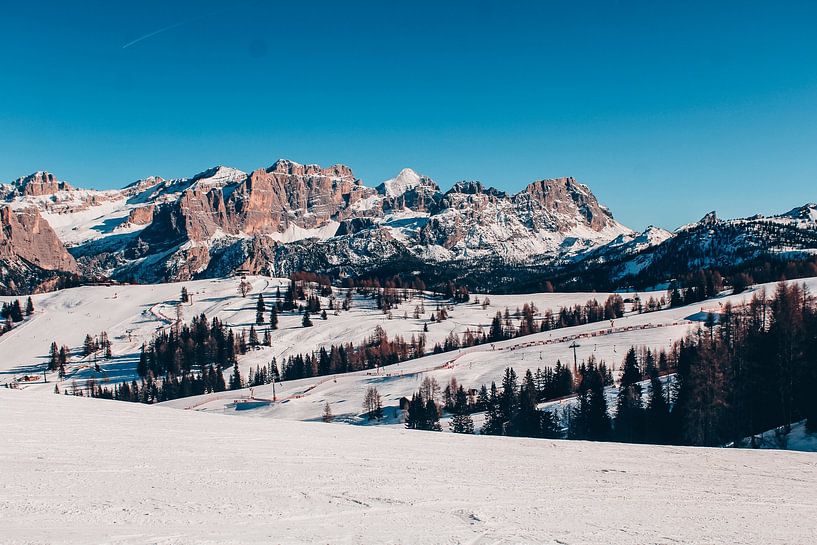 Schneebedeckte Berge und blauer Himmel in Italien von Madinja Groenenberg