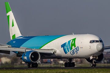 Een Boeing 767 van TMA Cargo (CS-TLZ) is net geland op de Polderbaan. van Jaap van den Berg