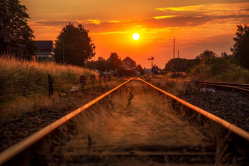 Gouden treinrails in Simpelveld van John Kreukniet