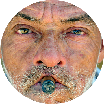 Man met Cohiba sigaar op Cuba van Roelof Foppen