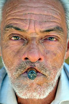 Homme avec un cigare Cohiba à Cuba sur Roelof Foppen