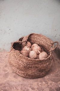 Panier en osier avec des noix de coco sur Ingrid Koedood Fotografie