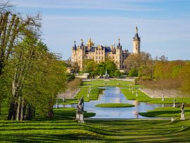 Gezicht op het kasteel en de kasteeltuin in Schwerin