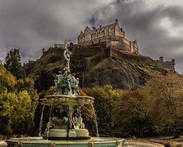 Edinburgh Castle en Ross Fountain van Theo Fokker