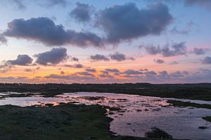 Die offene Ebene der Gravedünen in Den Helder bei einem farbenprächtigen Sonnenaufgang