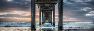 Brücke am Meer im Sonnenuntergang