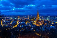 Duitsland, Stadslichten en skyline van Freiburg im Breisgau van boven
