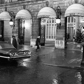 The Ritz Hotel in Paris, Place Vendome, By Night, December 23, 1970 (b/w photo) van Bridgeman Images