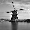 Le moulin du paysage néerlandais en noir et blanc sur Marjolein van Middelkoop