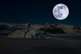 Islande, paysage avec pleine lune