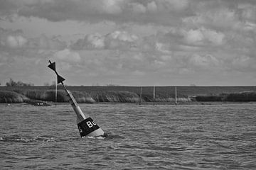 Kardinaltonne auf der Unterweser in sw von Christian Harms