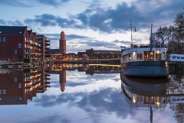 Zicht op Zwolle met spiegeling in de gracht van Meindert Marinus