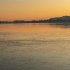 Winterse zonsondergang  bij een waterplas met mooie reflecties van Kim Willems