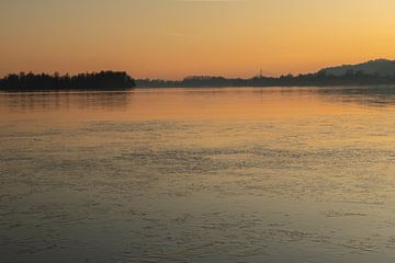 Coucher de soleil d'hiver sur un étang avec de beaux reflets