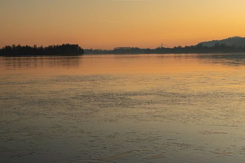 Winterse zonsondergang  bij een waterplas met mooie reflecties