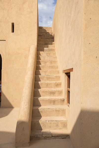 Binnen in het oude fort van Nizwa van Lisette van Leeuwen