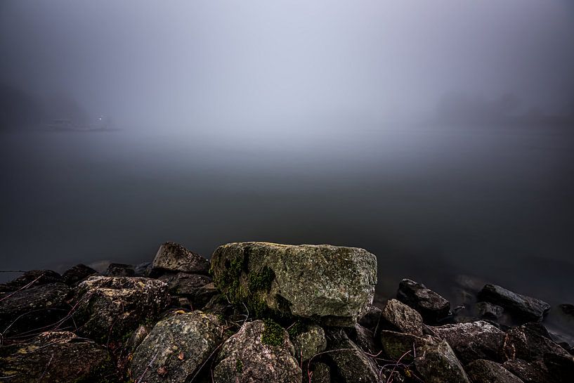 Rivierlandschap in de mist (Wageningen) van Eddy Westdijk