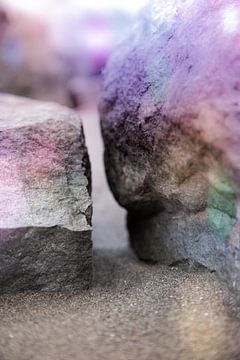 Des rochers dans le sable sur Patricia van Kuik