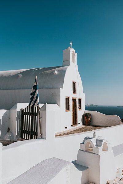 Witte kerk in Oia Santorini Griekenland van Manon Visser