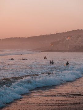 Surfers tijdens zonsondergang van Dayenne van Peperstraten