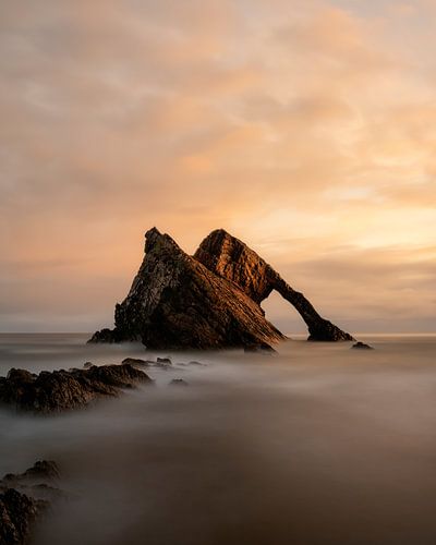 Bow Fiddle Rock in het Noorden van Schotland