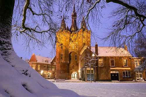 La vieille porte de la ville de Zwolle Sassenpoort lors d'une froide soirée d'hiver wi