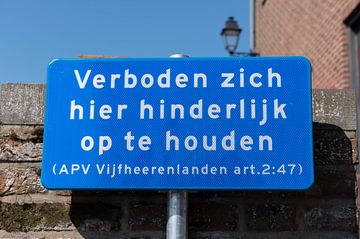 Verboden zich hier hinderlijk op te houden. van Richard Wareham