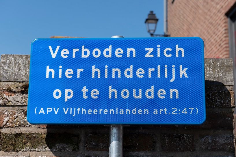 Verboden zich hier hinderlijk op te houden. van Richard Wareham