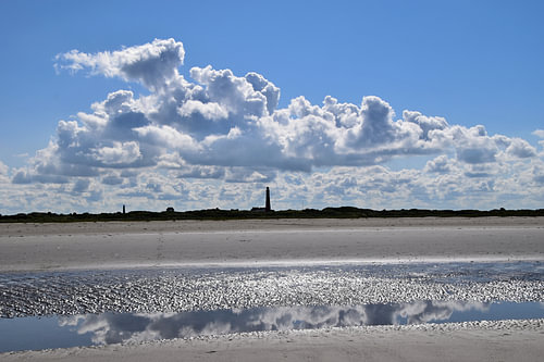Wolkenlucht met vuurtoren op Schier