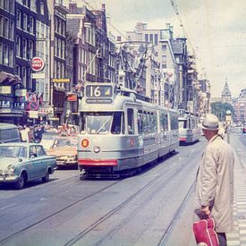 Vintage Amsterdam - Damrak mit Straßenbahn von Johan Schouls