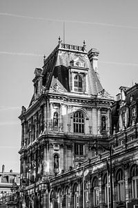 Tour en noir et blanc avec la forme typique du toit parisien.