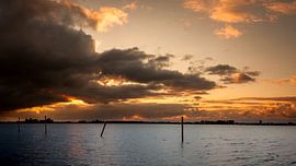 Zonsondergang met dreigende wolken sur Roy Kosmeijer