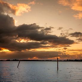 Zonsondergang met dreigende wolken van Roy Kosmeijer
