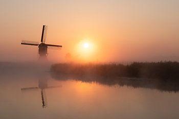 Zonsopkomst bij de Molenmist van de Broekmolen bij Streefkerk