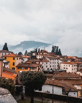 Barga, un village de montagne italien sur Dayenne van Peperstraten