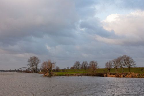 Dreigende lucht boven de Lek