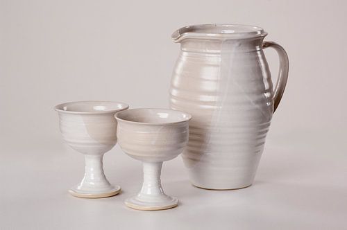 Keramiek gebakken met glazuur, gekleurd en wit, keukengerei