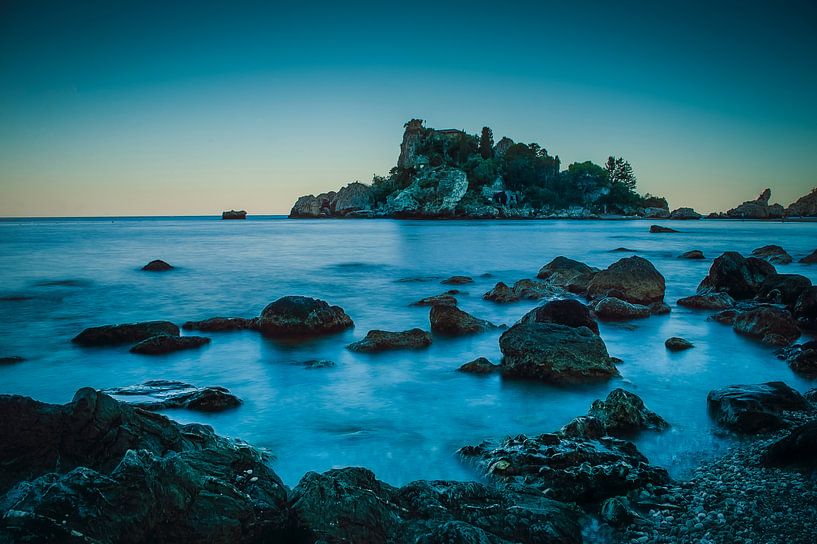 sicilie isabella taormina mer avec montagne sur photo poster ou décoration murale par Edwin Hunter