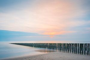Paalhoofden in pastelkleurige zonsondergang op Schouwen Duiveland (1)