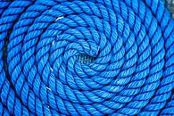 Close-up van een blauw opgerold scheepstouw van Andrea Gaitanides - Fotografie mit Leidenschaft thumbnail