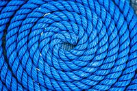 Close-up van een blauw opgerold scheepstouw