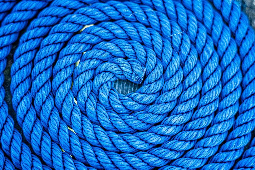 Close-up van een blauw opgerold scheepstouw van Andrea Gaitanides - Fotografie mit Leidenschaft