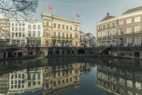 De Winkel van Sinkel and its reflection in Utrecht’s Oudegracht by André Blom Fotografie Utrecht