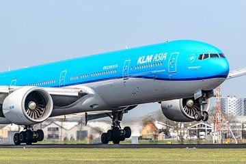 Landing van een KLM Boeing 777-300. van Jaap van den Berg